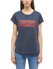 Tricou Alina C Logo albastru gri, față, purtat pe model, casetă roșie cu textul "MUSTANG" pe piept