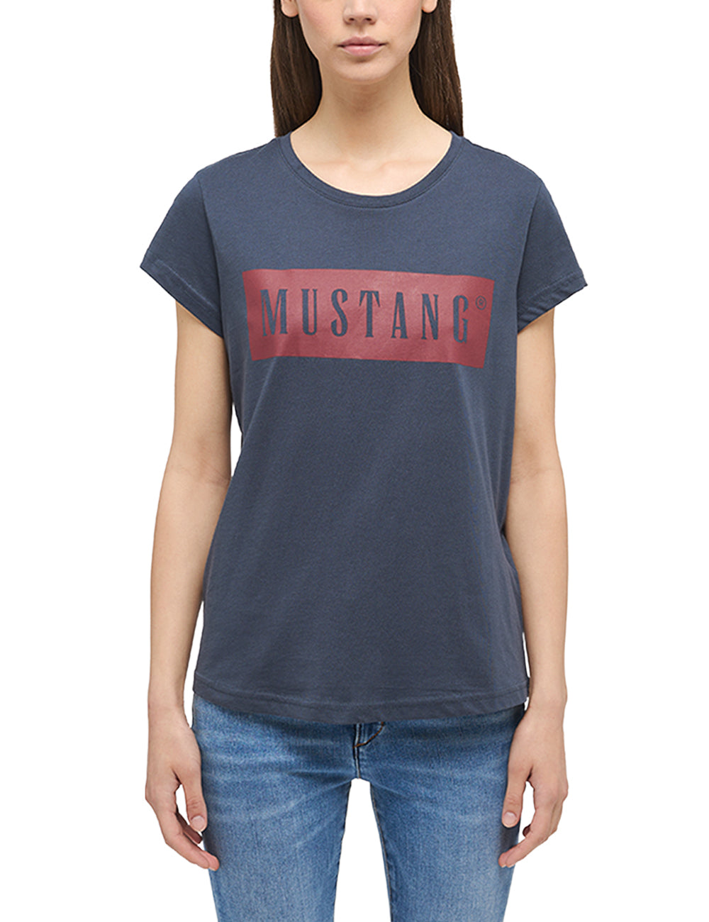 Tricou Alina C Logo albastru gri, față, purtat pe model, casetă roșie cu textul "MUSTANG" pe piept