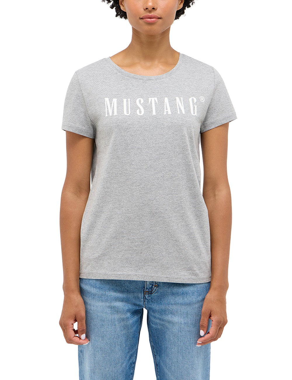 Tricou Alma gri melanj, față, imprimeu alb „MUSTANG” pe piept, purtat pe model