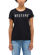 Tricou Alma negru, față, imprimeu alb „MUSTANG” pe piept, purtat pe model