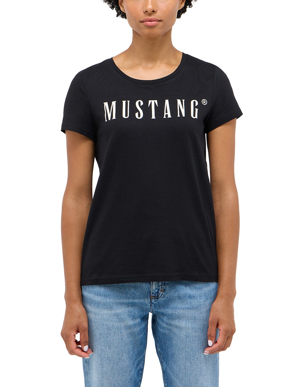 Tricou Alma negru, față, imprimeu alb „MUSTANG” pe piept, purtat pe model