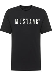 Tricou Austin negru, față, imprimeu alb-crem „MUSTANG” pe piept, plan apropiat pe guler