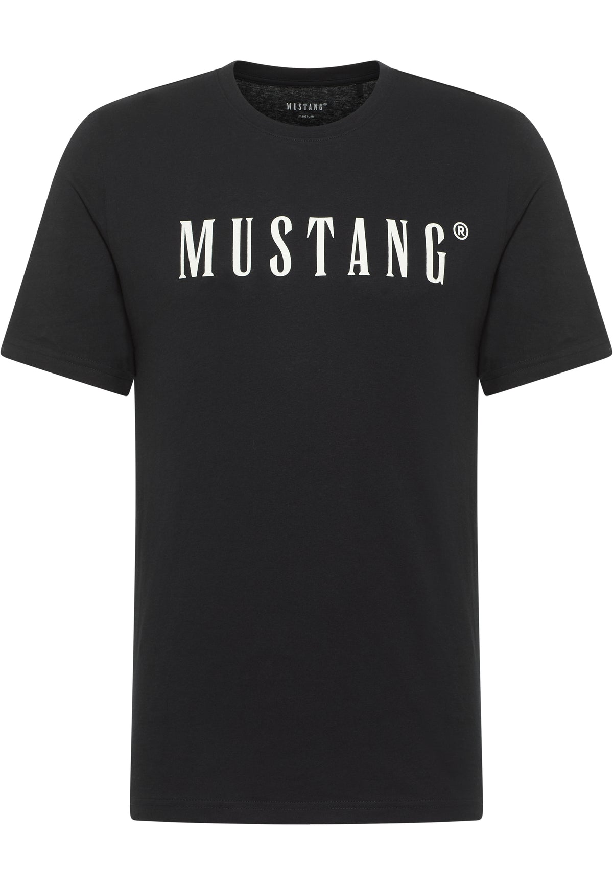 Tricou Austin negru, față, imprimeu alb-crem „MUSTANG” pe piept, plan apropiat pe guler