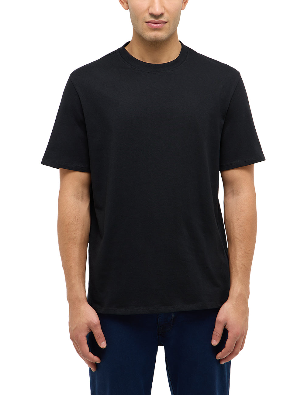 Tricou Austin negru, față, purtat pe model cu blugi albaștri