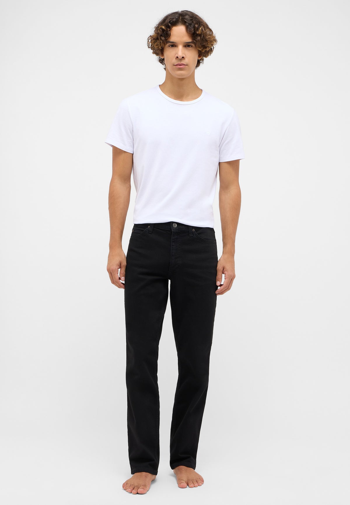 Blugi Tramper negru, față, croi drept, purtați cu tricou alb