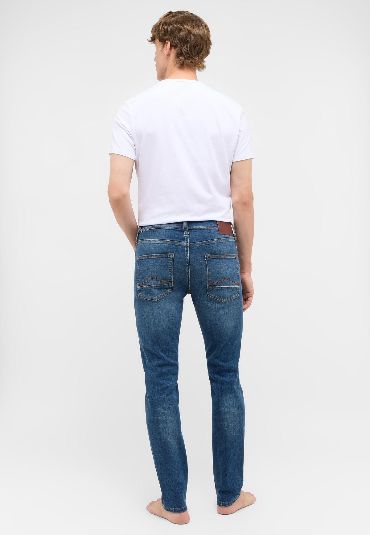 Blugi Slim Vegas albastru, spate, purtați, două buzunare cu cusătură decorativă în formă de M