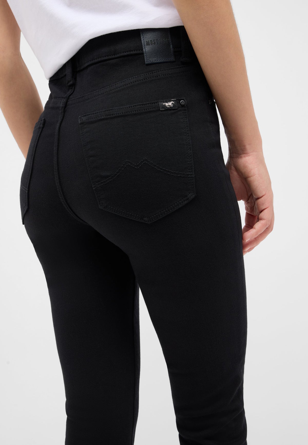Blugi Skinny Georgia negru, detaliu, petic MUSTANG la betelie și buzunar cu nasture-siluetă de cal