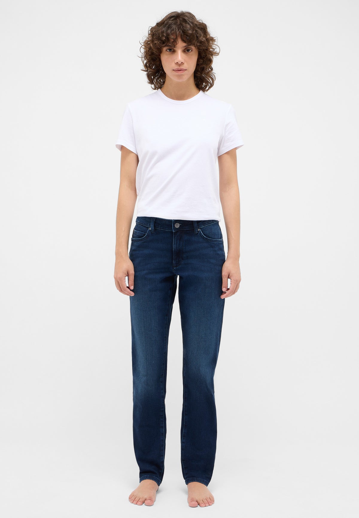 Blugi Crosby albastru închis, față, purtați cu tricou alb, croi slim