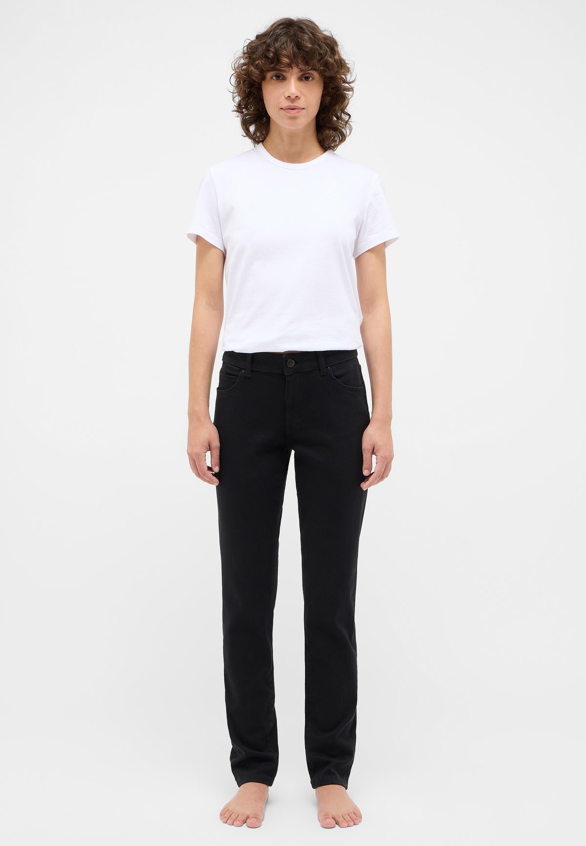Blugi Crosby negru, față, purtați cu tricou alb, croi slim