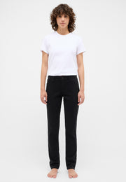 Blugi Crosby negru, față, purtați cu tricou alb, croi slim