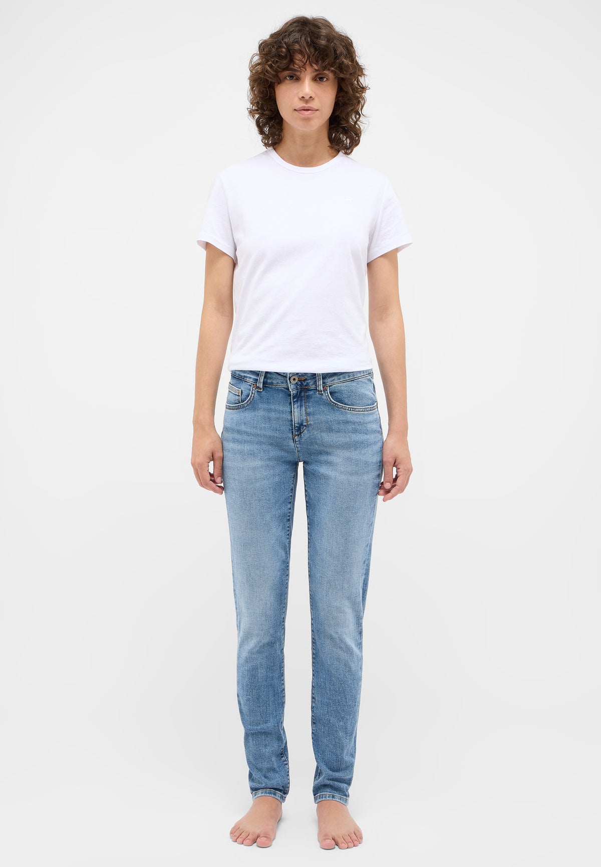 Blugi Skinny Quincy albastru, față, purtați de model, cu efect de decolorare la șolduri