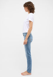 Blugi Skinny Quincy albastru, lateral, croi mulat pe picior, purtați de model în picioare