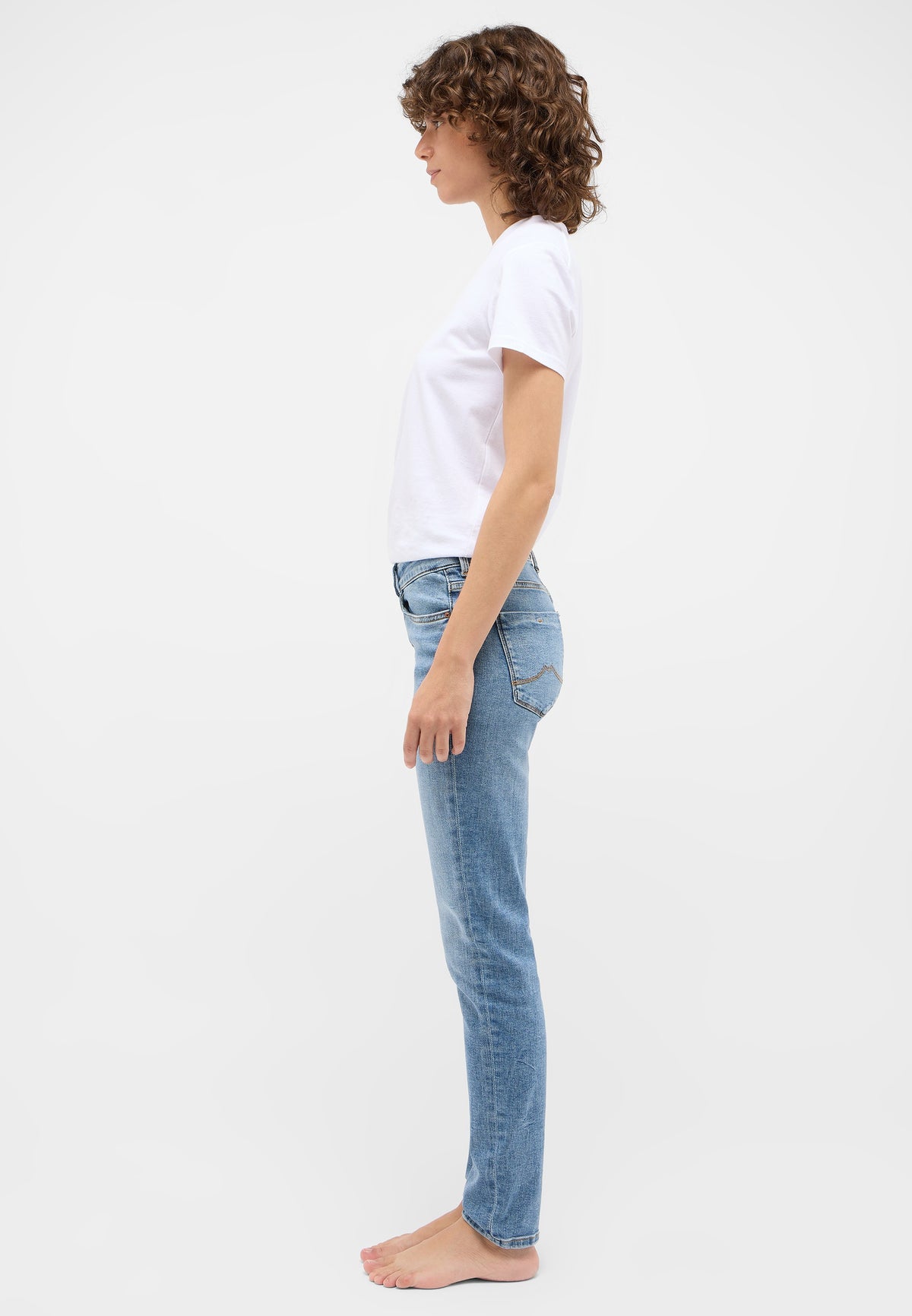Blugi Skinny Quincy albastru, lateral, croi mulat pe picior, purtați de model în picioare