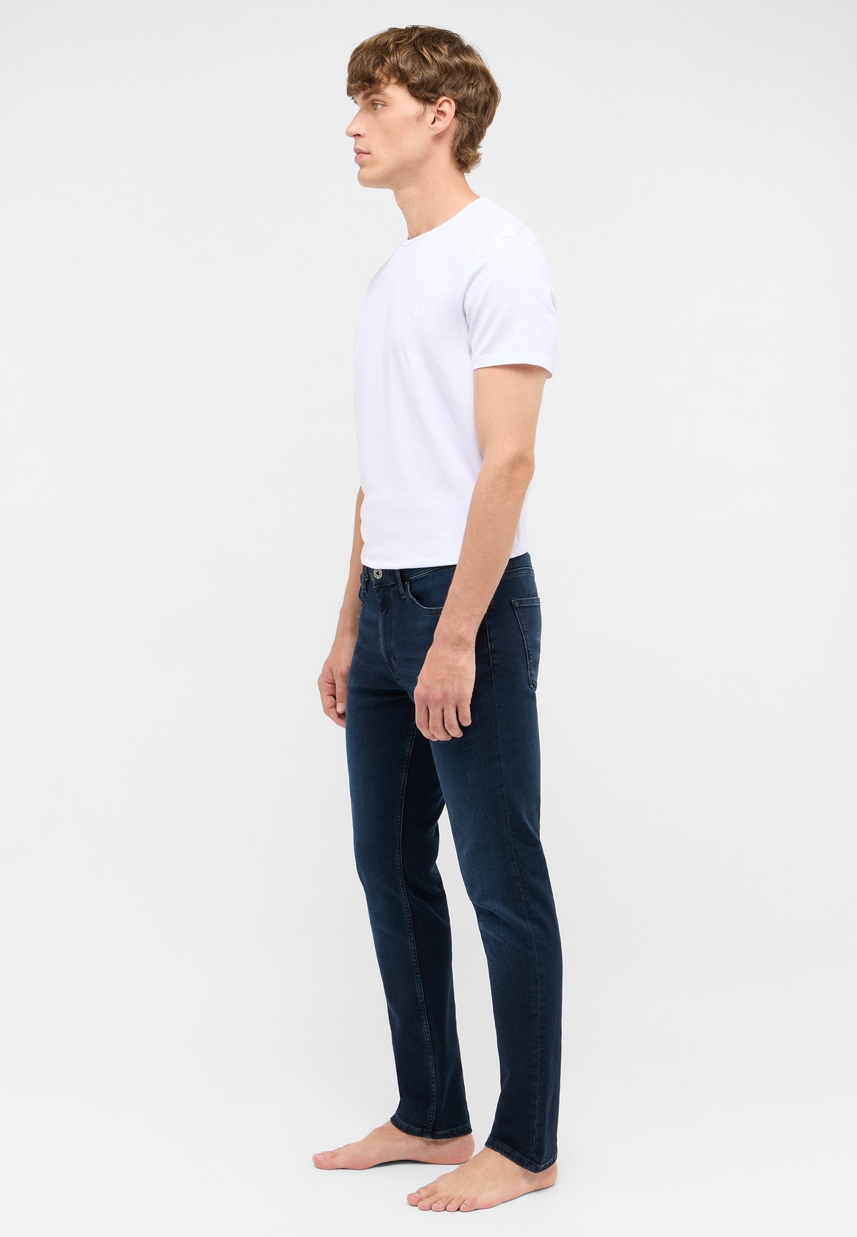 Blugi Frisco albastru foarte închis, lateral, pe model, croi mulat pe picior