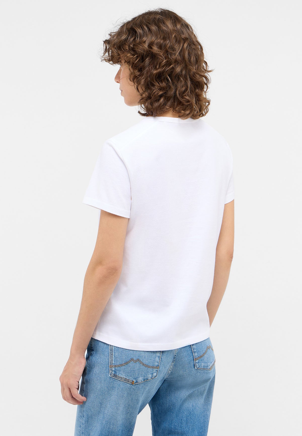 Tricou Ada alb, spate, purtat așezat, cu blugi