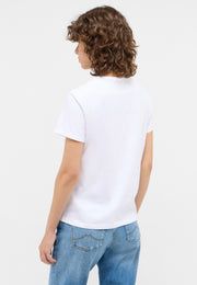 Tricou Ada alb, spate, purtat așezat, cu blugi