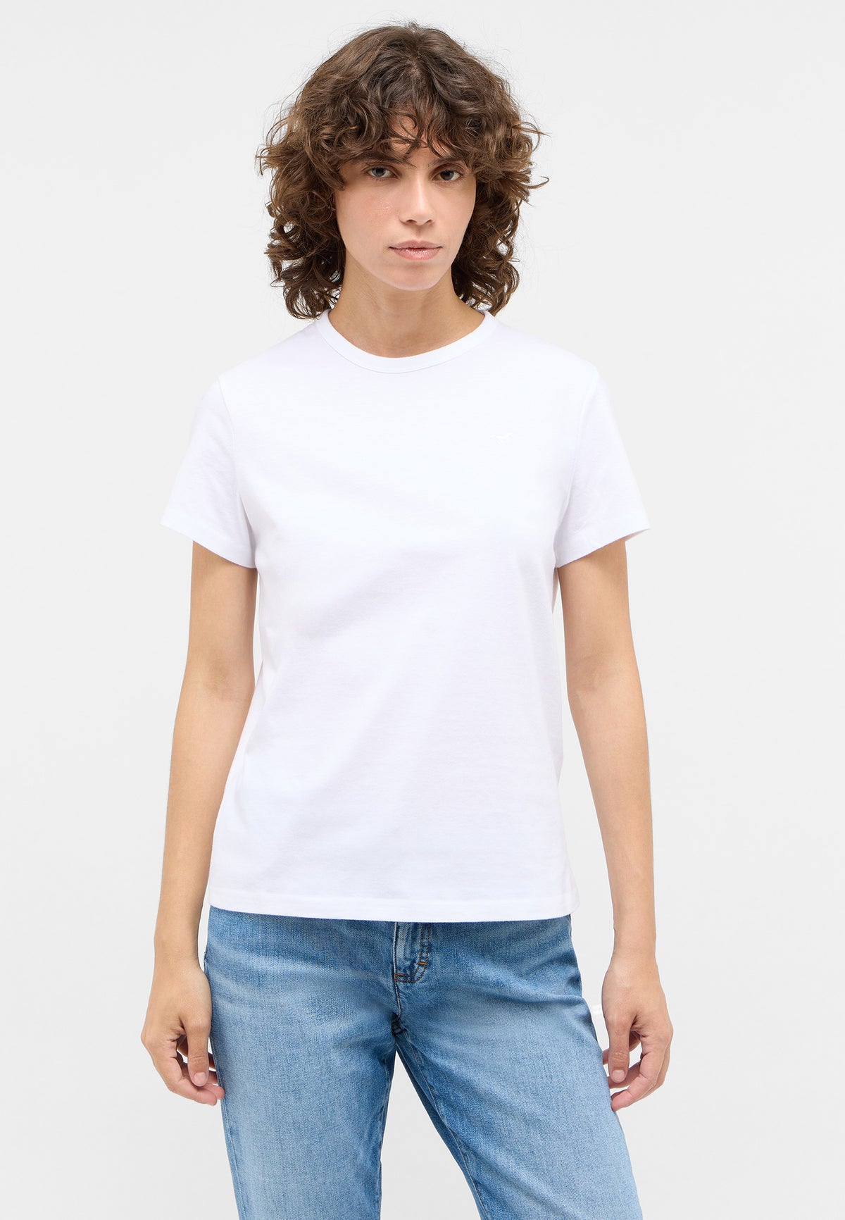 Tricou Ada alb, față, decolteu rotund, purtat cu blugi