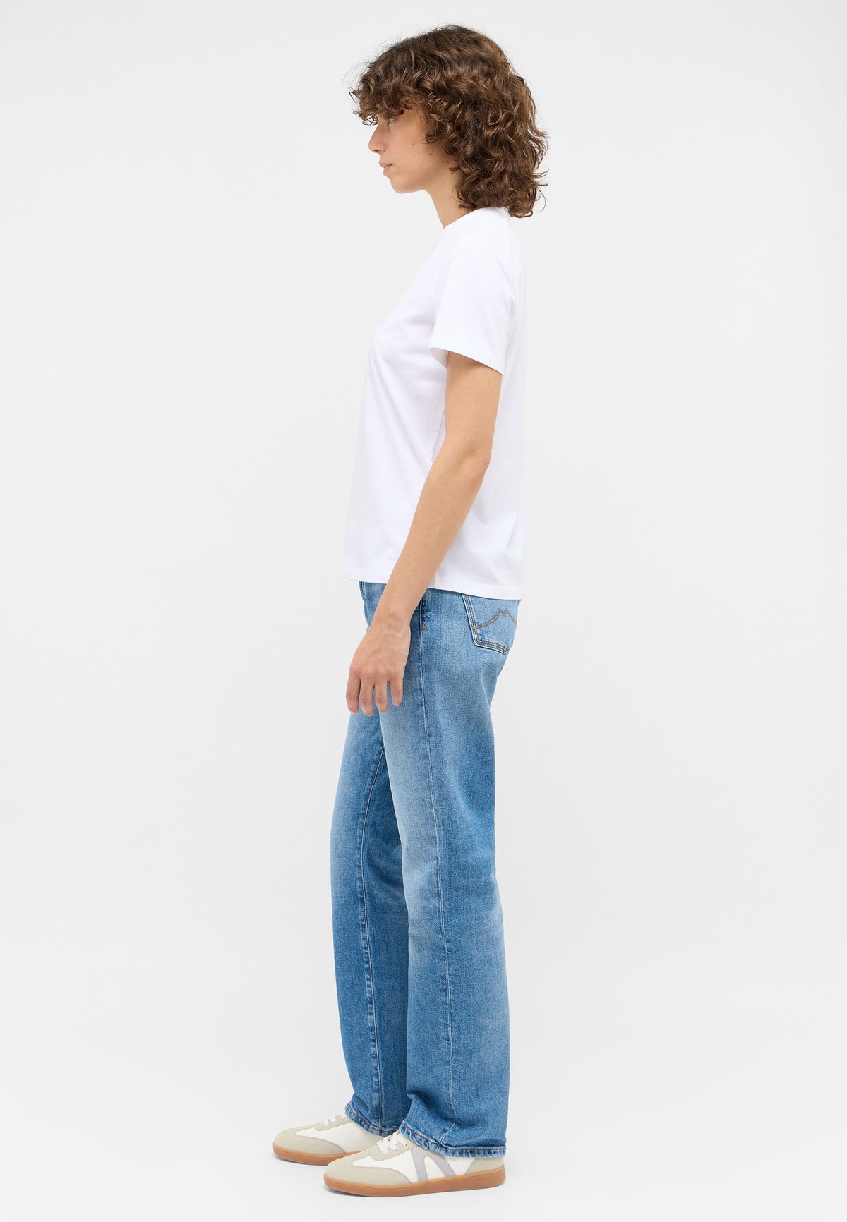 Tricou Ada alb, lateral, purtat cu blugi și pantofi sport