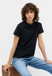 Tricou Ada negru, față, purtat așezat, cu blugi