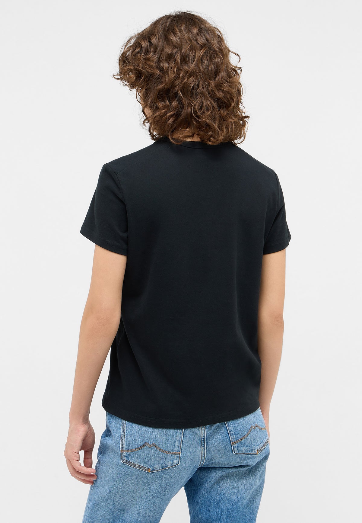 Tricou Ada negru, spate, purtat cu brațele la spate