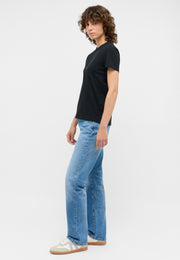 Tricou Ada negru, lateral, purtat cu blugi și pantofi sport