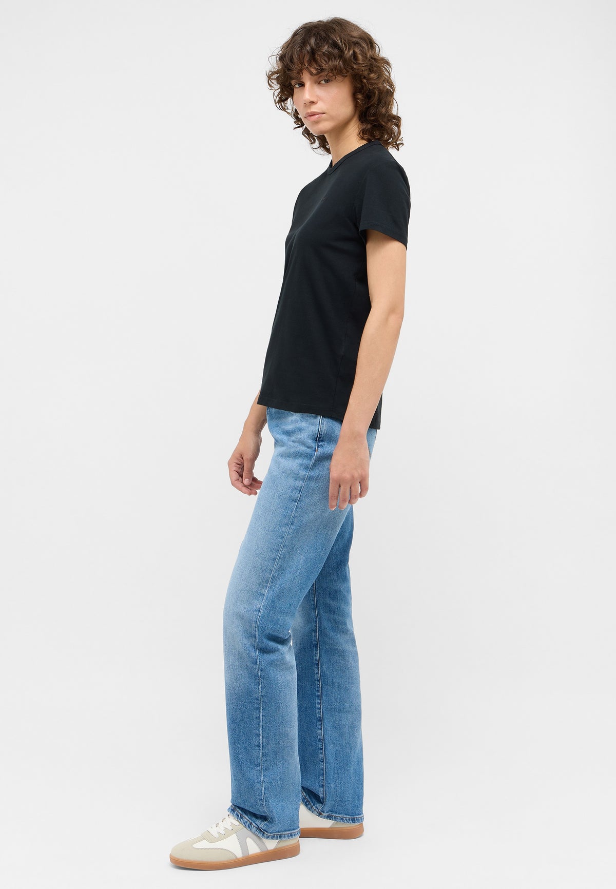 Tricou Ada negru, lateral, purtat cu blugi și pantofi sport