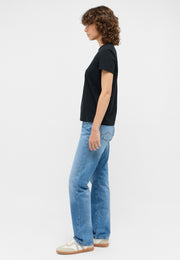 Tricou Ada negru, lateral, purtat în mers, cu blugi