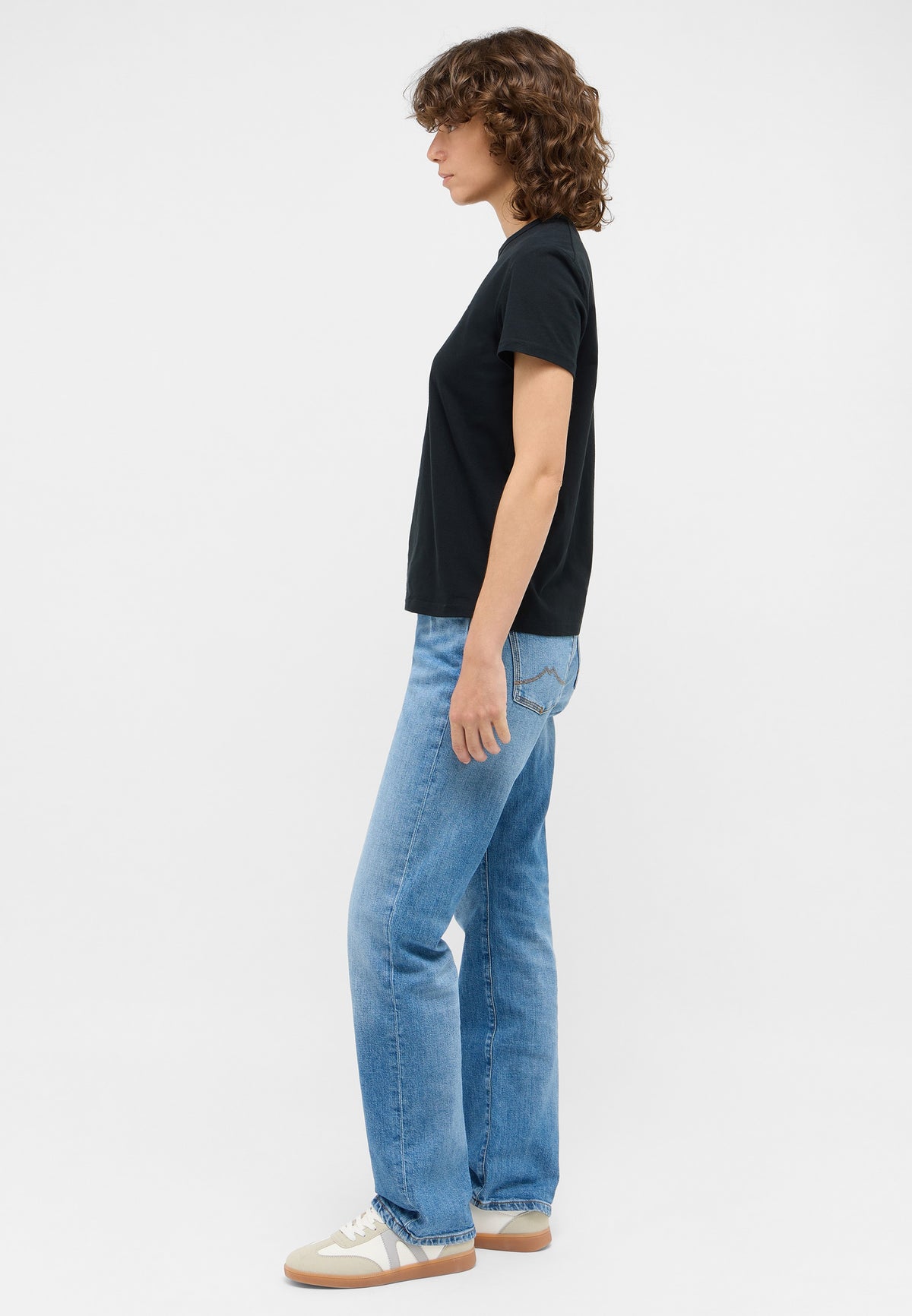 Tricou Ada negru, lateral, purtat în mers, cu blugi