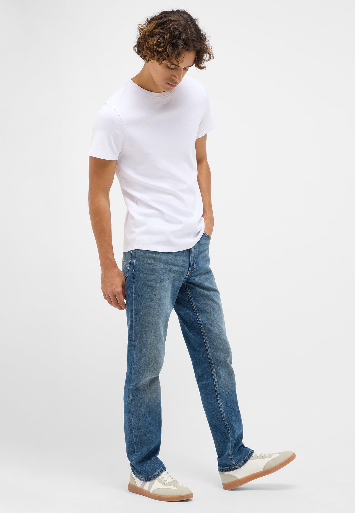 Tricou Allen alb, față, purtat pe model, în mers, privire în jos