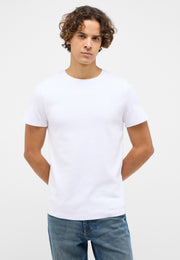 Tricou Allen alb, față, purtat pe model, mâinile la spate