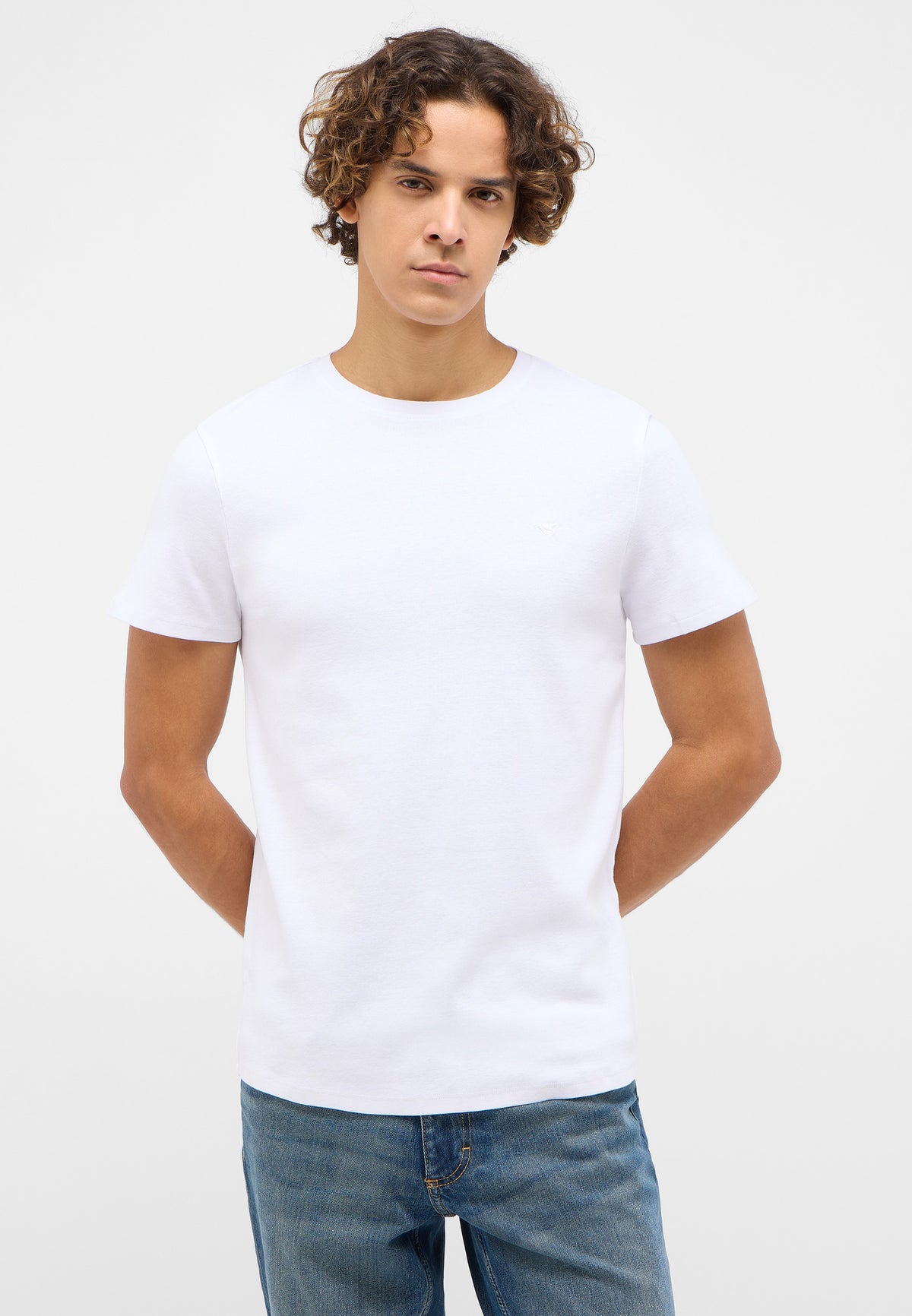 Tricou Allen alb, față, purtat pe model, mâinile la spate