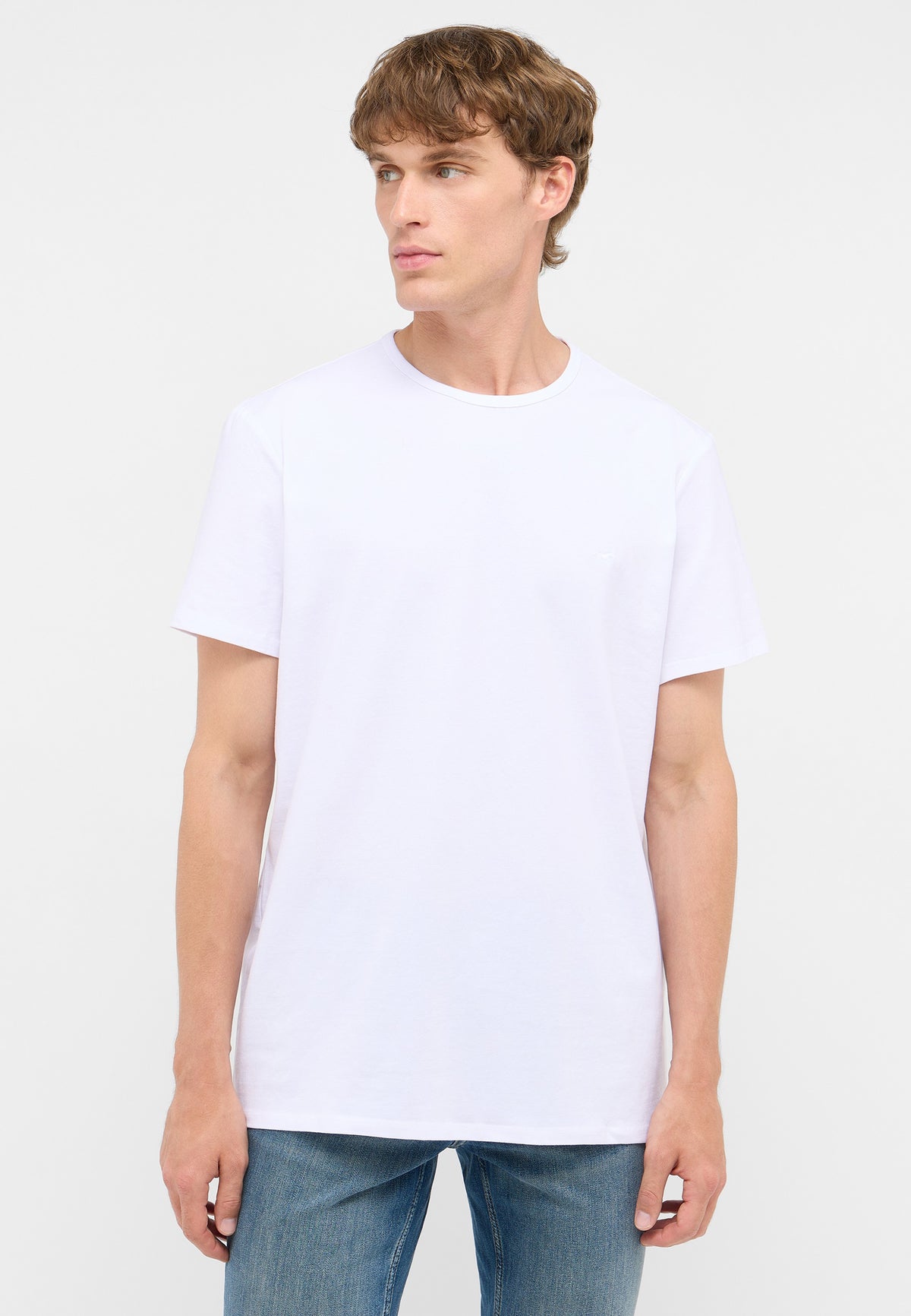 Tricou Allen 2-Pack alb, față, purtat pe model, guler rotund simplu și siglă mică pe piept
