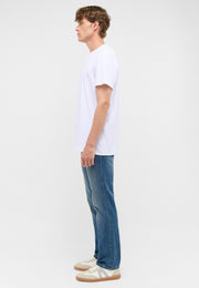 Tricou Allen 2-Pack alb, lateral, purtat pe model, poziție relaxată, privind în lateral