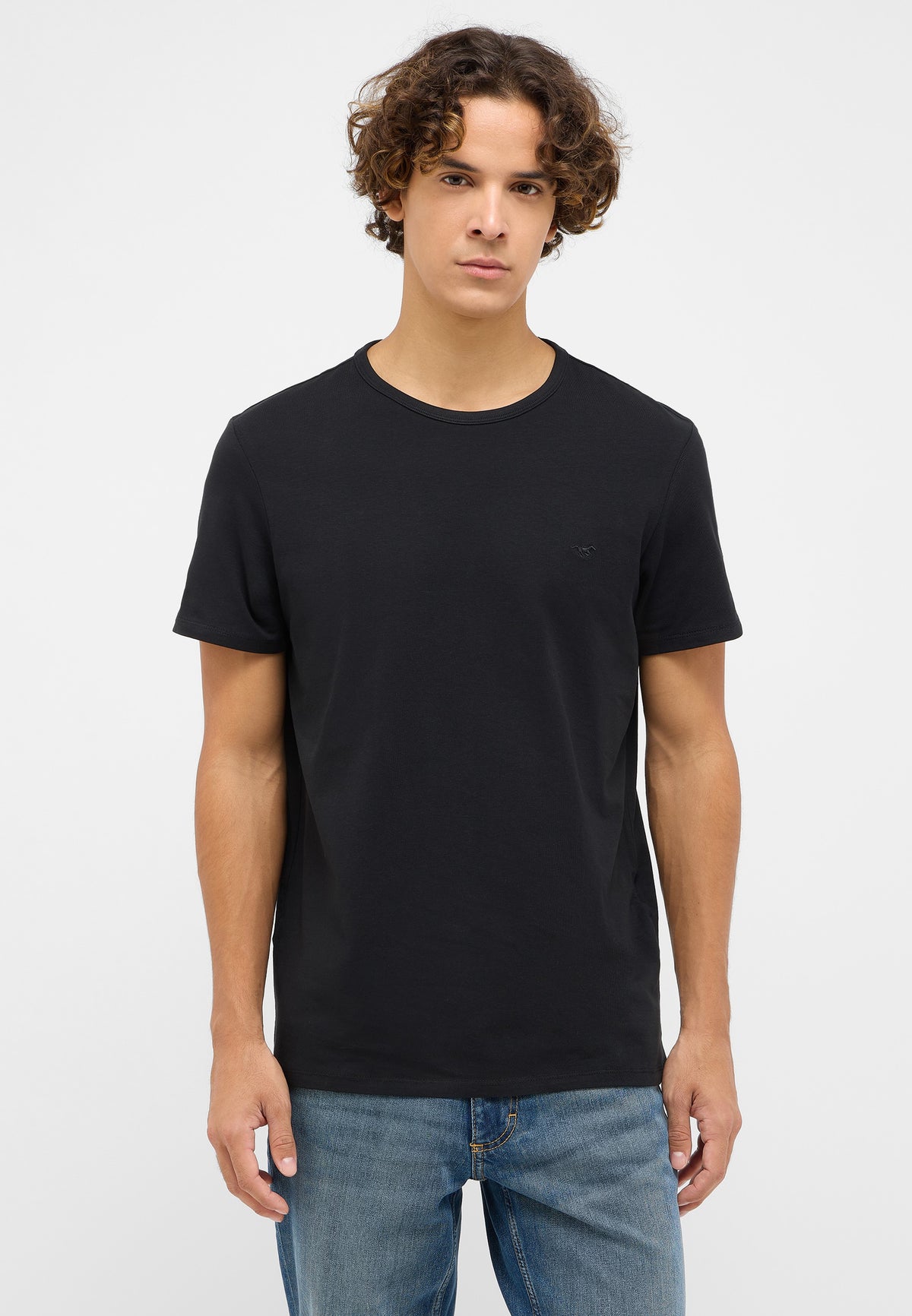 Tricou Allen 2-Pack negru, față, purtat pe model în picioare, cu blugi