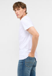 Tricou Amado 2-Pack alb, spate, purtat cu blugi albaștri, mână în buzunarul spate