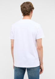 Tricou Amado 2-Pack alb, spate, purtat cu blugi albaștri, poziție dreaptă