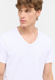 Tricou Amado 2-Pack alb, detaliu, decolteu în V cu siglă brodată pe piept