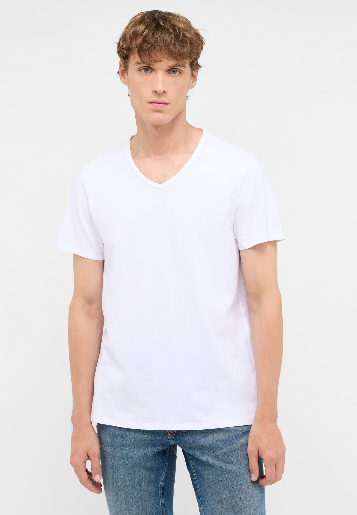 Tricou Amado 2-Pack alb, față, decolteu în V cu siglă brodată pe piept, tiv rotunjit la bază