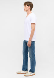 Tricou Amado 2-Pack alb, lateral, purtat cu blugi albaștri și pantofi sport