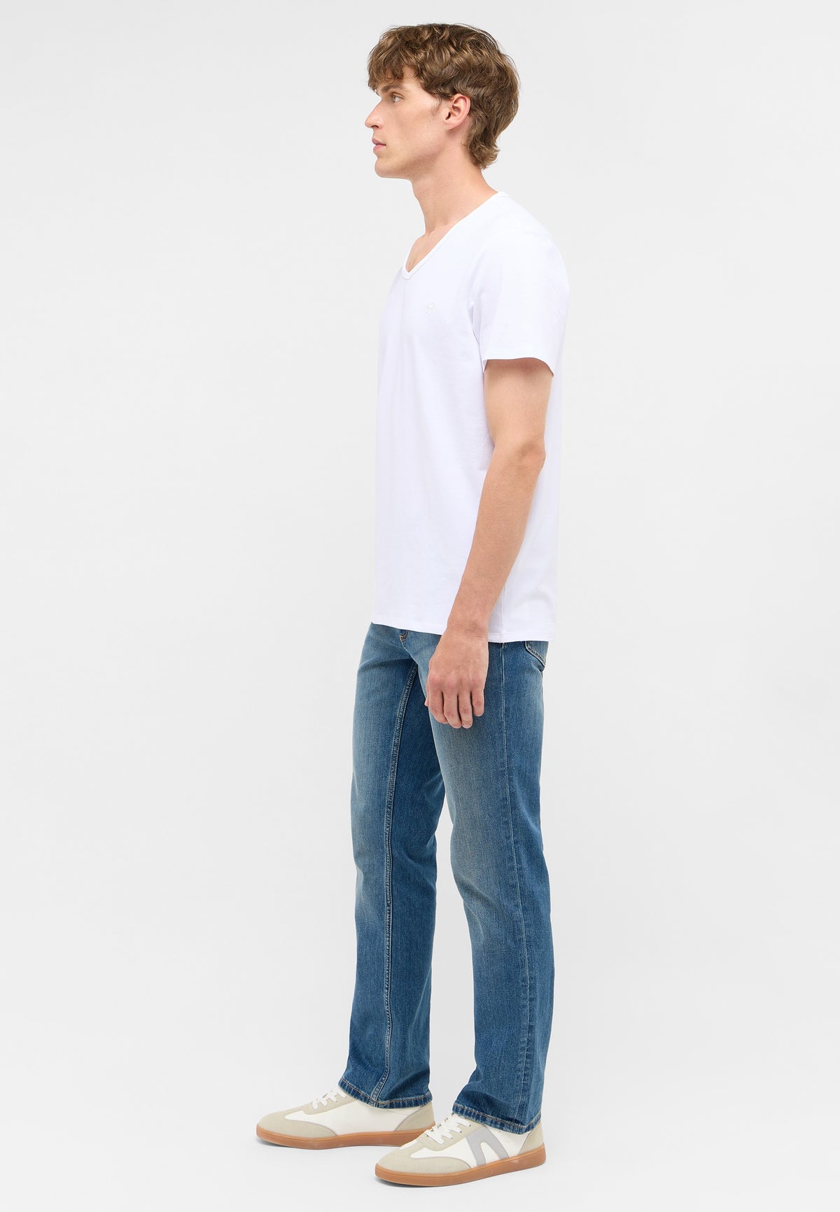 Tricou Amado 2-Pack alb, lateral, purtat cu blugi albaștri și pantofi sport