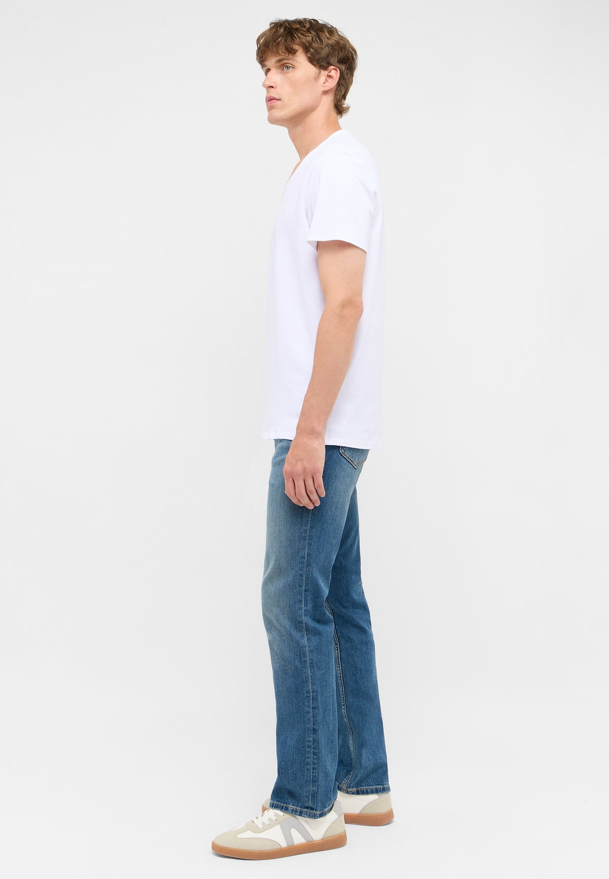 Tricou Amado 2-Pack alb, lateral, purtat cu blugi albaștri, privire peste umăr