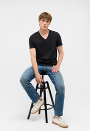 Tricou Amado 2-Pack negru, față, așezat pe scaun înalt, purtat cu blugi albaștri