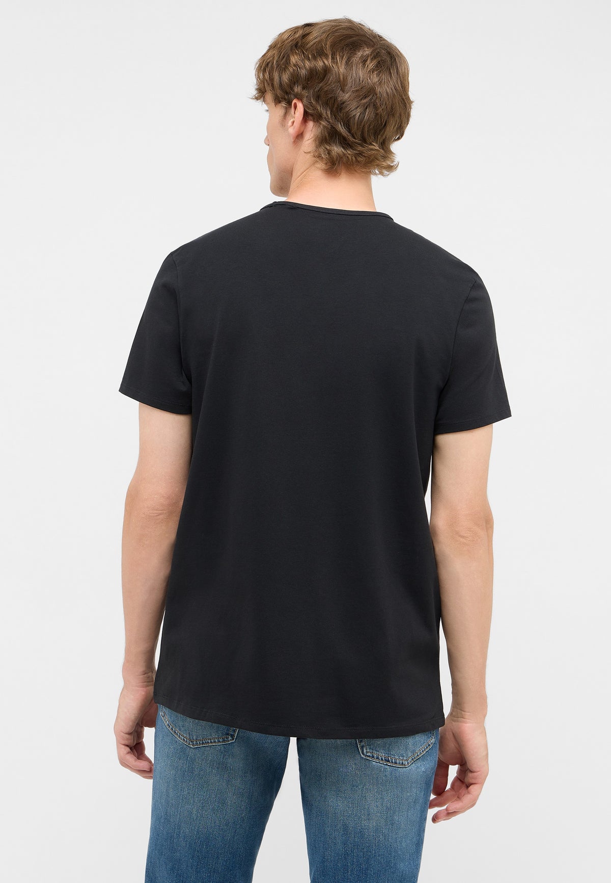 Tricou Amado 2-Pack negru, spate, purtat cu blugi albaștri, poziție dreaptă
