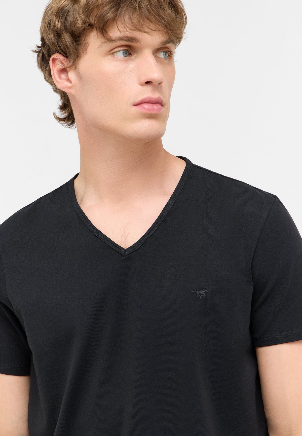 Tricou Amado 2-Pack negru, detaliu, decolteu în V cu siglă brodată pe piept