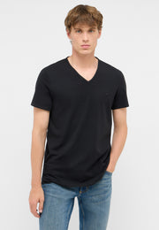 Tricou Amado 2-Pack negru, față, purtat cu blugi albaștri, mână în buzunar