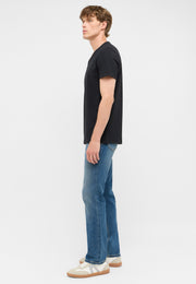 Tricou Amado 2-Pack negru, lateral, purtat cu blugi albaștri, poziție în mers