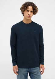 Pulover Elliot albastru, față, guler rotund tricotat, logo mic cu cal pe piept, purtat cu blugi