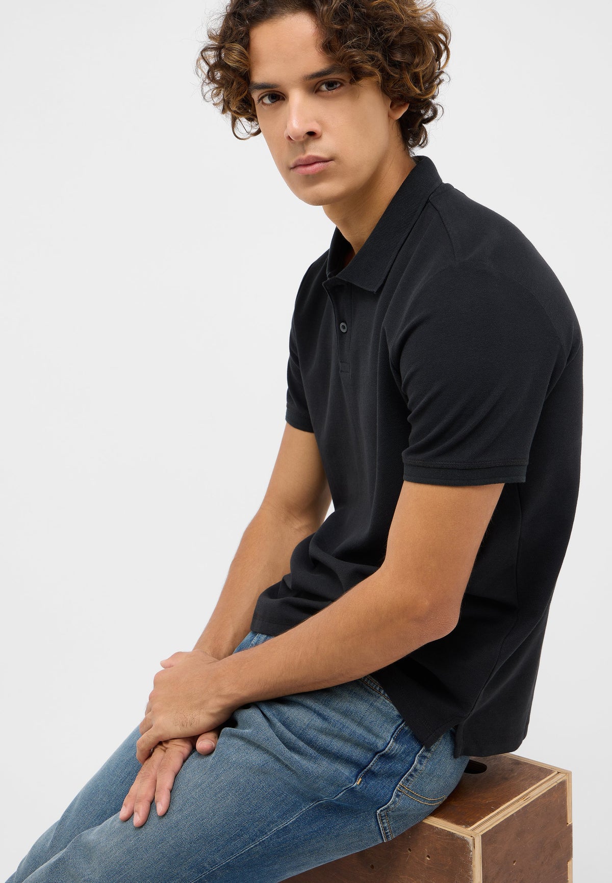Polo Palco negru, lateral, purtat așezat, cu blugi