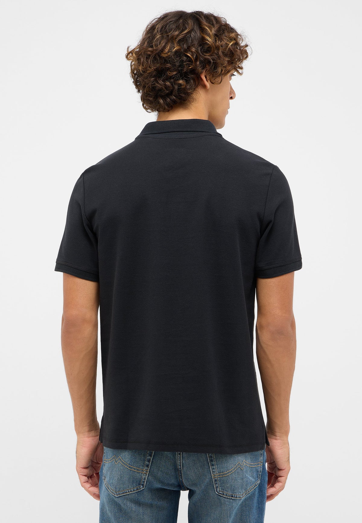 Polo Palco negru, spate, purtat cu blugi, croi drept la tiv