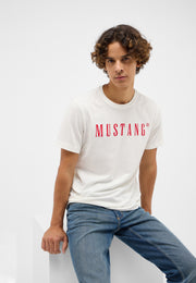 Tricou Austin alb, față, imprimeu roșu „MUSTANG” pe piept, model așezat, purtat cu blugi